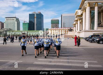 Weibliche Polizisten marschieren in einer Festumarade im Regierungspalast, am Sükhbaatar-Platz, in Ulaanbaatar, in der Mongolei Stockfoto