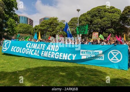 Sydney, Australien - 7. Oktober 2019 - Hunderte australische Extinction Rebellion Aktivisten versammeln sich im Belmore Park zu einem Protest gegen den Klimawandel. Stockfoto