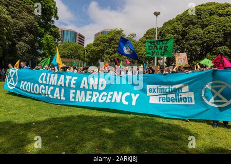 Sydney, Australien - 7. Oktober 2019 - Hunderte australische Extinction Rebellion Aktivisten versammeln sich im Belmore Park zu einem Protest gegen den Klimawandel. Stockfoto
