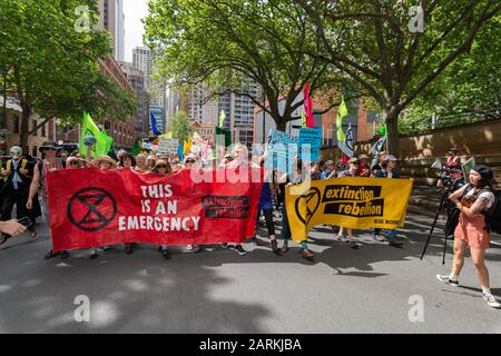 Sydney, Australien - 7. Oktober 2019 - Hunderte australische Extinction Rebellion Aktivisten versammeln sich im Belmore Park zu einem Protest gegen den Klimawandel. Stockfoto