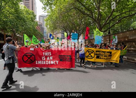 Sydney, Australien - 7. Oktober 2019 - Hunderte australische Extinction Rebellion Aktivisten versammeln sich im Belmore Park zu einem Protest gegen den Klimawandel. Stockfoto