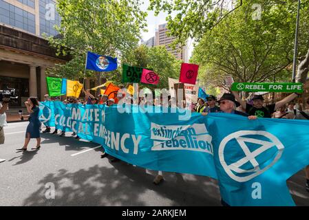 Sydney, Australien - 7. Oktober 2019 - Hunderte australische Extinction Rebellion Aktivisten versammeln sich im Belmore Park zu einem Protest gegen den Klimawandel. Stockfoto