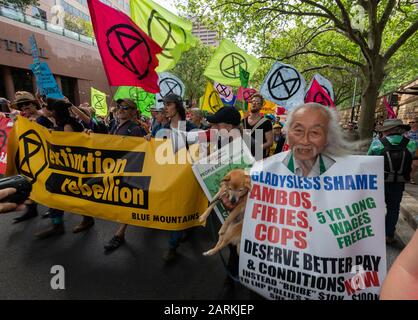 Sydney, Australien - 7. Oktober 2019 - Hunderte australische Extinction Rebellion Aktivisten versammeln sich im Belmore Park zu einem Protest gegen den Klimawandel. Stockfoto