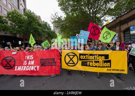 Sydney, Australien - 7. Oktober 2019 - Hunderte australische Extinction Rebellion Aktivisten versammeln sich im Belmore Park zu einem Protest gegen den Klimawandel. Stockfoto