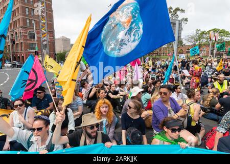 Sydney, Australien - 7. Oktober 2019 - Hunderte australische Extinction Rebellion Aktivisten versammeln sich im Belmore Park zu einem Protest gegen den Klimawandel. Stockfoto