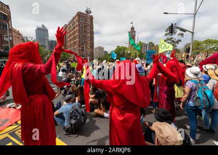 Sydney, Australien - 7. Oktober 2019 - Hunderte australische Extinction Rebellion Aktivisten versammeln sich im Belmore Park zu einem Protest gegen den Klimawandel. Stockfoto