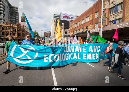 Sydney, Australien - 7. Oktober 2019 - Hunderte australische Extinction Rebellion Aktivisten versammeln sich im Belmore Park zu einem Protest gegen den Klimawandel. Stockfoto