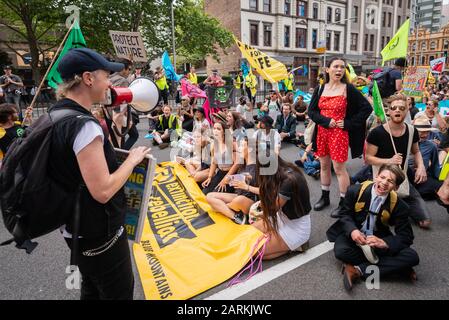 Sydney, Australien - 7. Oktober 2019 - Hunderte australische Extinction Rebellion Aktivisten versammeln sich im Belmore Park zu einem Protest gegen den Klimawandel. Stockfoto