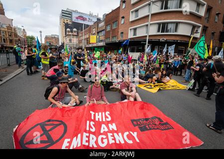 Sydney, Australien - 7. Oktober 2019 - Hunderte australische Extinction Rebellion Aktivisten versammeln sich im Belmore Park zu einem Protest gegen den Klimawandel. Stockfoto