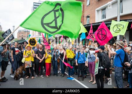 Sydney, Australien - 7. Oktober 2019 - Hunderte australische Extinction Rebellion Aktivisten versammeln sich im Belmore Park zu einem Protest gegen den Klimawandel. Stockfoto