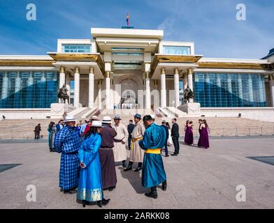 Hochzeitsfeier mit Männern im traditionellen Kleid, Sükhbaatar-Platz, Ulaanbaatar, Mongolei Stockfoto