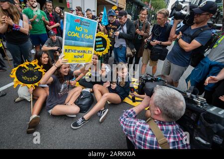 Sydney, Australien - 7. Oktober 2019 - Hunderte australische Extinction Rebellion Aktivisten versammeln sich im Belmore Park zu einem Protest gegen den Klimawandel. Stockfoto