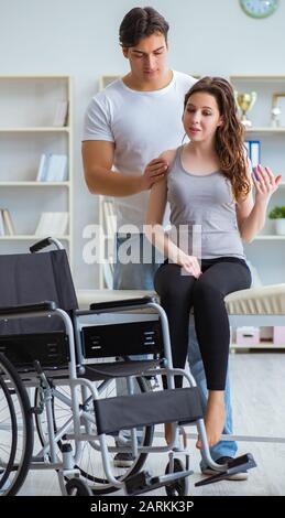 Patienten in der Rehabilitation recovery Programm mit Arzt Stockfoto