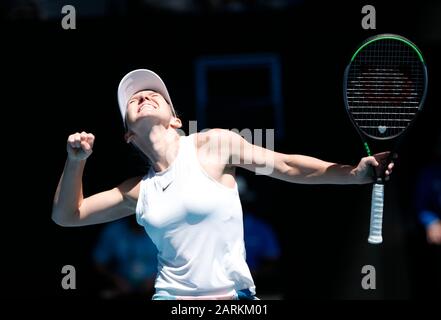 Melbourne Park, Melbourne, Victoria, Australien. Januar 2020. Australian Open Tennis, 10. Tag; Simona Halep aus Rumänien feiert ihren Sieg in ihrem Spiel gegen Anet Kontaveit aus Estland Credit: Action Plus Sports/Alamy Live News Stockfoto