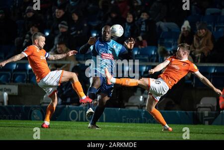 High Wycombe, Großbritannien. Januar 2020. Adebayo Akinfenwa von Wycombe Wanderers zwischen Jay Sparing (links) und Oliver Turton von Blackpool beim Sky Bet League 1-Spiel zwischen Wycombe Wanderers und Blackpool im Adams Park, High Wycombe, England am 28. Januar 2020. Foto von Andy Rowland. Kredit: Prime Media Images/Alamy Live News Stockfoto