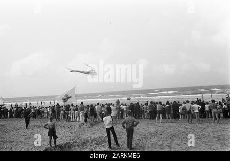 Veronica Helicopter am Strand Zandvoort Datum: 17. August 1969 Ort: Noord-Holland, Zandvoort Schlüsselwörter: Hubschrauber, Strände persönlicher Name: Veronica Stockfoto