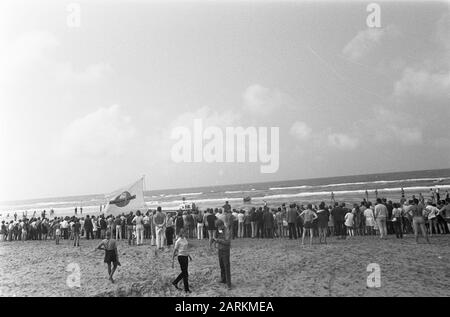 Veronica Helicopter am Strand Zandvoort Datum: 17. August 1969 Ort: Noord-Holland, Zandvoort Schlüsselwörter: Hubschrauber, Strände persönlicher Name: Veronica Stockfoto