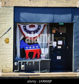 Kleinstadt-Amerika-Standort für die Zentrale der Demokratischen Partei im alten Gebäude mit Esel und patriotischer Flagge in der Grenzstadt Nogales, AZ Stockfoto