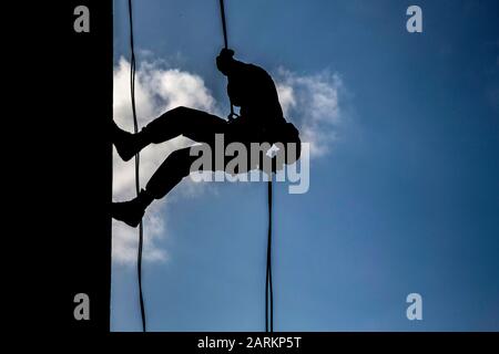 US Marine Pfc. Christian Cosper leitet Rappelling während eines Kurses Zur Aufhängung Von Hubschraubern (HRST) auf Camp Hansen, Okinawa, Japan, 8. Januar 2019. Marines und Sailors führten HRST-Training durch, um ihre Kampfbereitschaft und Letalität zu erhalten. Cosper, ein Verwalter von Datensystemen bei 3rd Marine Expeditionary Force Information Groups' Support Battalion, 3rd Marine Expeditionary Force, ist ein gebürtiger aus Tulsa, Oklahoma. (USA Foto des Marine Corps von Lance Cpl. Christian Ayers) Stockfoto
