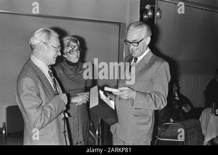 Frisch für die Presse in Krasnapolsky, Amsterdam; Prof. Weijnen (links) und Roolvink Datum: 8. März 1976 Standort: Amsterdam, Noord-Holland Personenname: Roolvink Name Der Einrichtung: Krasnapolsky Stockfoto