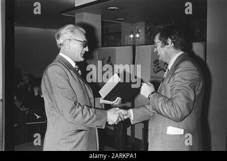 Frisch für die Presse in Krasnapolsky, Amsterdam; Vorsitzender Ned. Blindenwezen, Herr Roolvink übergibt das erste Exemplar des Braillewörterbuchs nach Wim Meijer Datum: 8. März 1976 Ort: Amsterdam, Noord-Holland Schlüsselwörter: Staatssekretäre, übergibt den Personennamen: Roolvink Stockfoto