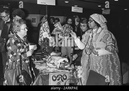 Frisch für die Presse in Krasnapolsky, Amsterdam; Surinamesische Frauen am Stand Datum: 8. März 1976 Standort: Amsterdam, Name Der Suriname-Institution: Krasnapolsky Stockfoto