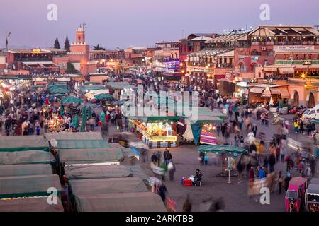 Überdachte Souk Ständen auf einem belebten Platz Jemaa el-Fnaa bei Dämmerung Marrakesh-Safi in Marrakesch, Marokko. Stockfoto