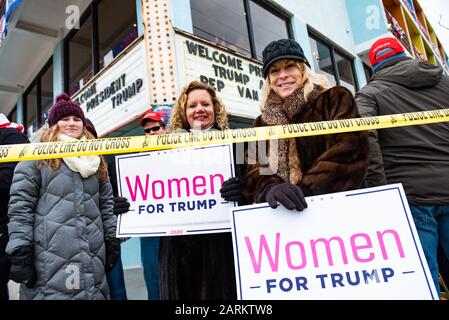 Wildwood, New Jersey, USA. Januar 2020. Tausende reihten sich stundenlang vor einer Abendveranstaltung ein, die Präsident Donald Trump im Wildwood Convention Center in New Jersey bezahlte. Januar 2020. Kredit: Chris Baker Evens / Alamy Live News. Stockfoto