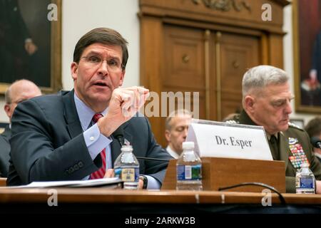 Verteidigungsminister Mark T. Esper und Army Gen. Mark A. Milley, Vorsitzender der Joint Chiefs of Staff, erscheinen auf Captiol Hill für eine Anhörung des Armed Service Committee des Hauses zur Syrien- und Nahostpolitik, Washington D.C., 11. Dezember 2019. (DoD-Foto der US-Armee Sgt. Chuck Burden der 1. Klasse) Stockfoto