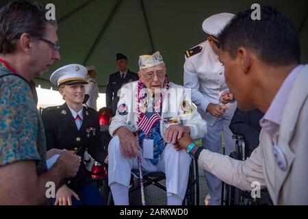 191207-N-XG173-1585 PEARL HARBOR (DEZ. 7, 2019) der Pearl Harbor-Überlebende Don Long erhält während des Gedenkens an die Erinnerung an Pearl Harbor zum 78. Jahrestag eine amerikanische Flagge. Die Gedenkfeier bot Dienstmitgliedern, Veteranen, Familienmitgliedern und der Gemeinschaft die Möglichkeit, die Opfer zu würdigen, die von denen, die am 7. Dezember 1941 anwesend waren, erbracht wurden. Seit den Anschlägen haben die USA und Japan mehr als 70 Jahre anhaltenden Friedens ertragen. (USA Navy-Foto von Mass Communication Specialist 3. Klasse Aja B. Jackson/Veröffentlicht) Stockfoto