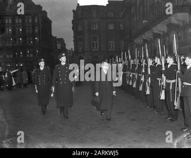 Übertragung der Souveränität an Indonesien im Königspalast am Dam Platz. Premierminister Mohammed Hatta inspiziert das Ehrenschutzdatum: 27. Dezember 1949 Ort: Amsterdam Schlagwörter: Internationale Akkorde Personenname: Hatta, Mohammad Stockfoto