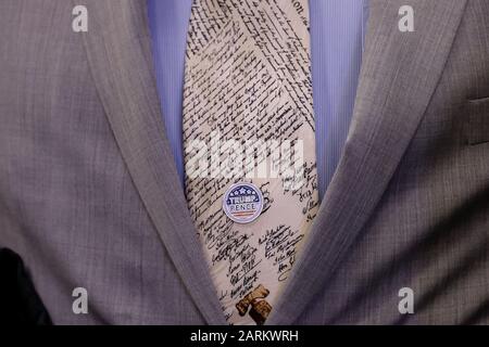 Wildwood, Vereinigte Staaten. Januar 2020. Ein Trump-Anhänger trägt einen Trump/Pence-Tie-Pin, da Donald Trump reist, um seine Anhänger im typisch blauen Bundesstaat New Jersey anzusprechen. Credit: Sopa Images Limited/Alamy Live News Stockfoto