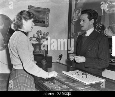 Raub auf Juwelier Enkelschot am Heiligerweg in Amsterdam Datum: 6. März 1952 Ort: Amsterdam, Noord-Holland Schlüsselwörter: Juwelier, Raub Personenname: Enkelschot, mr. Stockfoto