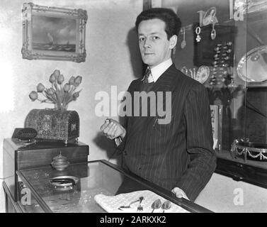 Raub auf Juwelier Enkelschot am Heiligerweg in Amsterdam Datum: 6. März 1952 Ort: Amsterdam, Noord-Holland Schlüsselwörter: Juwelier, Raub Personenname: Enkelschot, mr. Stockfoto