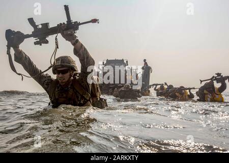 191119-M-ZF985-0070KAKINADA STRAND, Indien (Nov. 19, 2019) US-Marines, die derzeit dem 4th Marine Regiment, der 3rd Marine Division unterstehen, und Mitglieder der indischen Militärwade an Land während der Übung TIGER-TRIUMPH am Kakinada Beach, Indien, 19. November 2019. Während des TIGER-TRIUMPHS führten US-amerikanische und indische Streitkräfte wertvolle Schulungen in Katastrophenhilfe durch, indem sie eine gemeinsame und kombinierte indische und US-amerikanische Streitmacht von Schiff zu Land als Reaktion auf eine hypothetische Naturkatastrophe einführten. Während sie an Land waren, führten die Streitkräfte nur ein begrenztes Patrouillieren durch, verschob simulierte Opfer in die medizinische Versorgung und p Stockfoto