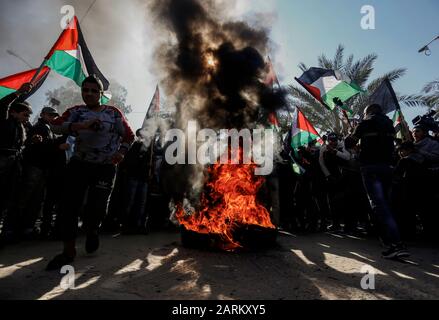 Gaza, Palästina. Januar 2020. Palästinenser demonstrieren, wie Rauch aus brennenden Reifen während eines Protestes gegen den US-Friedensplan über den Nahen Osten in Rafah aufsteigt. Credit: Sopa Images Limited/Alamy Live News Stockfoto