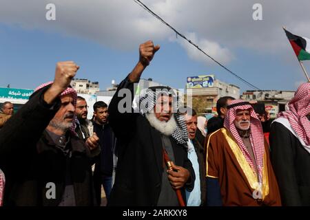 Gaza, Palästina. Januar 2020. Alte palästinensische Demonstranten singen Slogans während eines Protestes gegen den US-Friedensplan über den Nahen Osten in Rafah. Credit: Sopa Images Limited/Alamy Live News Stockfoto