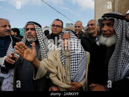 Gaza, Palästina. Januar 2020. Ältere palästinensische Demonstranten singen Slogans während eines Protestes gegen den US-Friedensplan über den Nahen Osten in Rafah. Credit: Sopa Images Limited/Alamy Live News Stockfoto