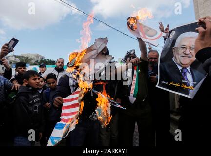 Gaza, Palästina. Januar 2020. Palästinensische Demonstranten verbrennen bei einem Protest gegen den US-Friedensplan über den Nahen Osten in Rafah ein Plakat mit Darstellungen des US-Präsidenten Donald Trump und des israelischen Premierministers Benjamin Netanyahu. Credit: Sopa Images Limited/Alamy Live News Stockfoto