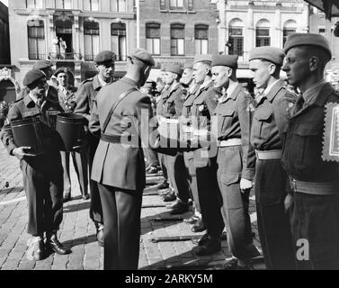 Auszeichnung Grüner Liegeplatz Rosendaal Datum: 27. August 1952 Ort: Noord-Brabant, Rosendaal Schlüsselwörter: Auszeichnungen, Berets Stockfoto