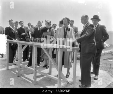 Arbeitsbesuch Königin Juliana Provinz Groningen, Ankunft Eelde Datum: 25. Mai 1954 Ort: Eelde, Groningen Schlüsselwörter: Ankunft, PROVINZEN, Königin, Arbeitsbesuche persönlicher Name: Juliana (Königin Niederlande), Juliana, Königin Stockfoto
