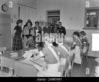 Arbeitsbesuch Königin Juliana Provinz Groningen, Besuch Landwirtschaft Haushaltsschule Datum: 25. Mai 1954 Ort: Groningen Schlüsselwörter: Besuche, Hautpflegeschulen, Königin persönlicher Name: Juliana (Königin Niederlande), Königin Juliana Stockfoto
