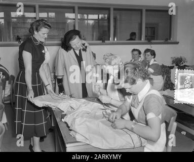 Arbeitsbesuch Königin Juliana Provinz Groningen, Besuch Landwirtschaft Haushaltsschule Datum: 25. Mai 1954 Ort: Groningen Schlüsselwörter: Besuche, Hautpflegeschulen, Königin persönlicher Name: Juliana (Königin Niederlande), Königin Juliana Stockfoto