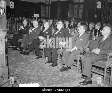 Kongress Europäische Bewegung in der Ritterhalle [Vlnr. Coudenhove-Kalgeri, Prof. Schlichting, Alcide de Gasperi, Paul Henri Spaak (mit seinem europäischen Pass)? , Robert Schuman] Anmerkung: Eine Reihe europäischer Führer mit Platz vier von der linken P.H. Spaak, Präsident des Europäischen Parlaments der Europäischen Kommission. Schon gut, Robert Schuman. Zweiter von linker Professor L.G.A. Schlichting Datum: 8. Oktober 1953 Ort: Die Haag Schlüsselwörter: Internationale Organisationen Personenname: Gasperi, Alcide de, Schuman, Robert, Spaak, P.H. Name der Einrichtung: Ridderzaal Stockfoto