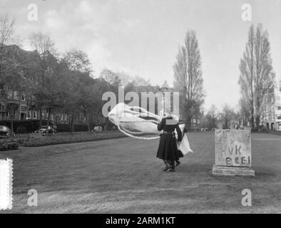 Studenten stellen Bild auf Valeriusplein Datum: 6. November 1953 Schlüsselwörter: Orte, STUDENTEN, Bilder Stockfoto