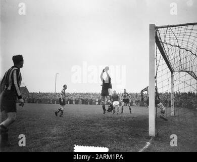 VVV vv V Emma 3-3 in Venlo Datum: 8. november 1953 Ort: Limburger, Venlo persönlicher Name: Emma, Prinzessin Institutionenname: VVV Stockfoto