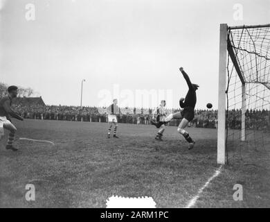 VVV vv V Emma 3-3 in Venlo Datum: 8. november 1953 Ort: Limburger, Venlo persönlicher Name: Emma, Prinzessin Institutionenname: VVV Stockfoto