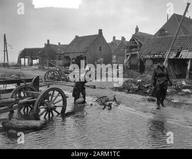 Watersnood 1953. Ouwerkerk, Polizei an trockenen Orten Datum: 1. Dezember 1953 Ort: Ouwerkerk Schlüsselwörter: Überschwemmungen, Polizei Stockfoto