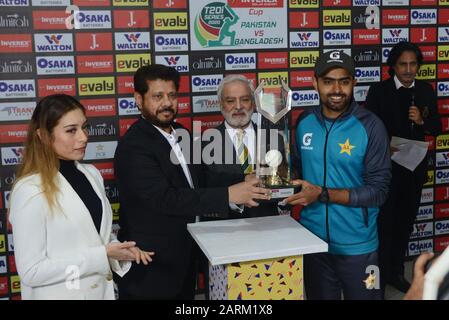 Lahore, Pakistan. Januar 2020. Die Spieler des pakistanischen Cricket-Teams feiern ihren Sieg mit der Trophäe, nachdem sie die dritte und letzte Twenty20-Cricket-Serie gegen Bangladesch im Gaddafi-Stadion in Lahore gewonnen haben. Der dritte Twenty20-Nationalspieler zwischen Pakistan und Bangladesch wurde am 27. Januar wegen schlechten Wetters in Lahore ohne Ball aufgegeben, was der Heimseite einen 2:0-Seriensieg beschwor. (Foto von Rana Sajid Hussain/Pacific Press) Credit: Pacific Press Agency/Alamy Live News Stockfoto