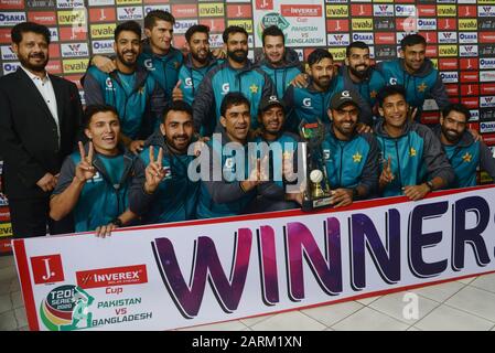 Lahore, Pakistan. Januar 2020. Die Spieler des pakistanischen Cricket-Teams feiern ihren Sieg mit der Trophäe, nachdem sie die dritte und letzte Twenty20-Cricket-Serie gegen Bangladesch im Gaddafi-Stadion in Lahore gewonnen haben. Der dritte Twenty20-Nationalspieler zwischen Pakistan und Bangladesch wurde am 27. Januar wegen schlechten Wetters in Lahore ohne Ball aufgegeben, was der Heimseite einen 2:0-Seriensieg beschwor. (Foto von Rana Sajid Hussain/Pacific Press) Credit: Pacific Press Agency/Alamy Live News Stockfoto